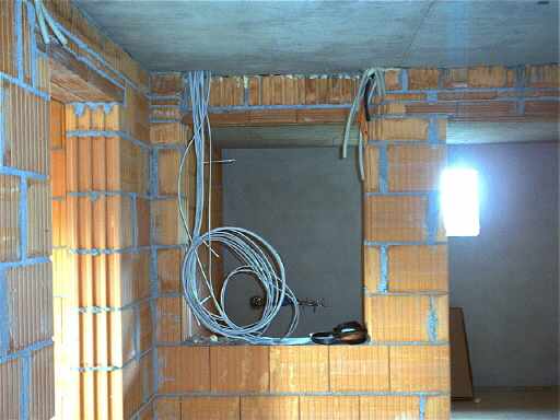 Im Keller: Elektro-Verteilerschrank (zumindest die Stelle, wo er eingebaut wird)