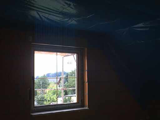 Fenster im Kinderzimmer I, außerdem ist dort auch schon die Isolierung und Dampfsperrfolie angebracht